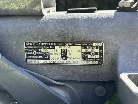 Nahaufnahme eines Metallschilds der Firma Knott GmbH mit technischen Daten, Seriennummern und „Lapelland Saunawelt“.