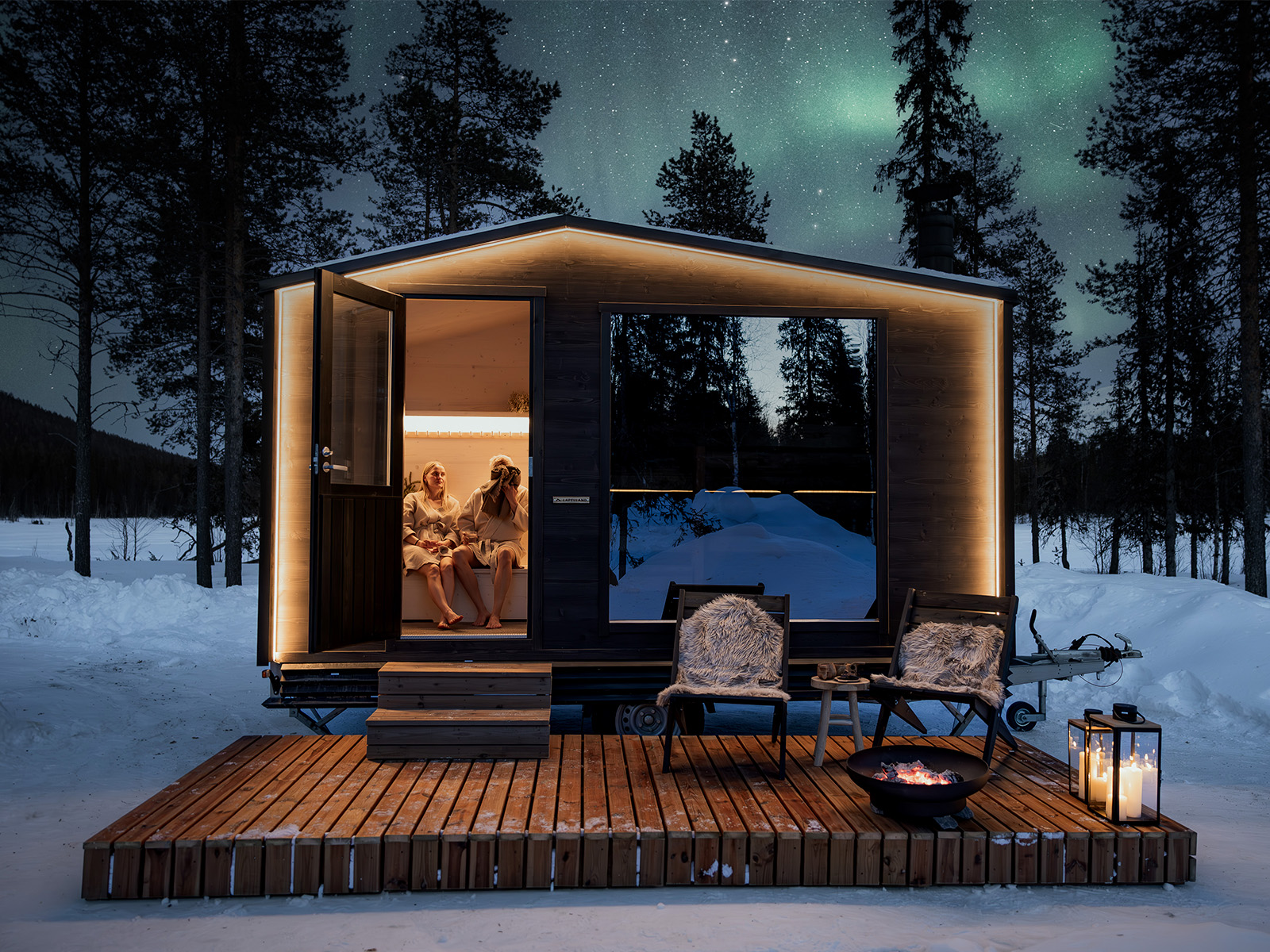 Zwei Menschen in einer modernen Holzhütte mit warmem Licht in einem verschneiten Wald bei Nacht, Nordlichter, Saunawelt in Lappland.